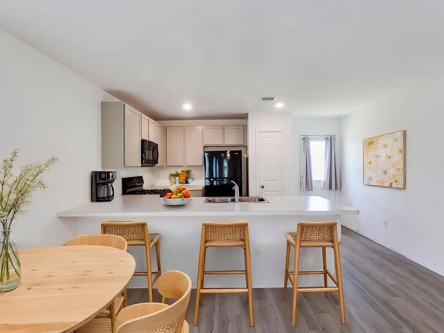 3 bed, 2.0 bath, 1461 sqft, $2,100 — Photo 4