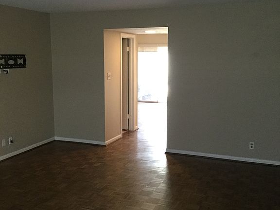 3rd image of 407 Bendwood Dr