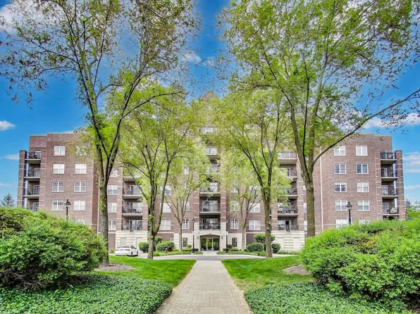 440 W Mahogany Ct Unit 209, Palatine, IL 60067