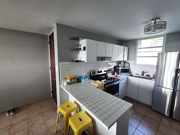 kitchen, has eat in counter