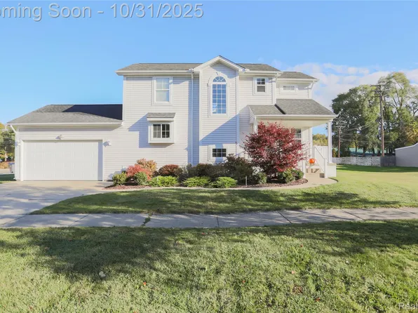 21145 Hillcrest St, Clinton Township, MI 48036