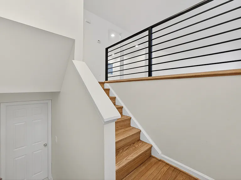 322 Howard Ave — Photo 2
