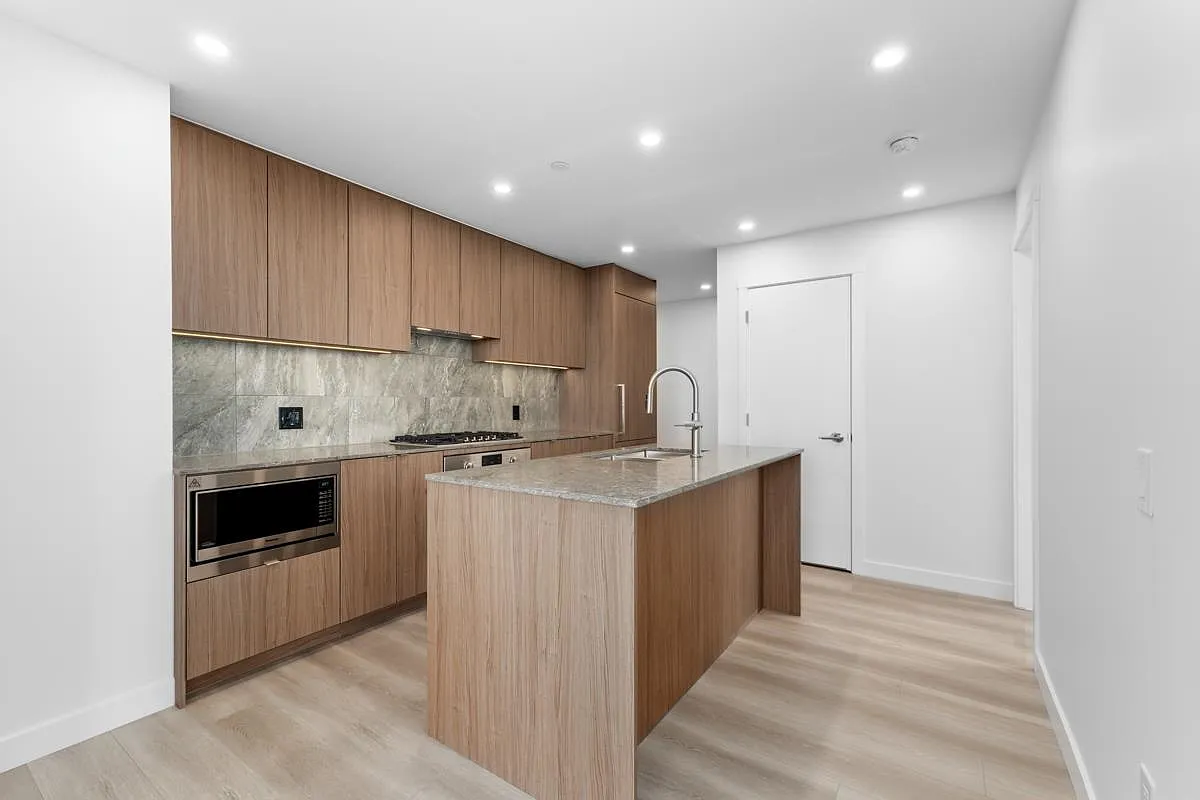 3 bed, 921 sqft, $3,200 — Photo 3