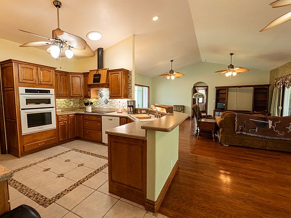 5th image of 16-2138 Emerald Dr