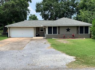 3148 Oak Ave, Groves, TX 77619