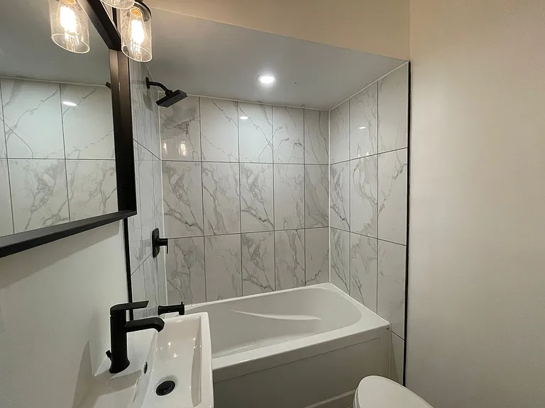 233 Victoria Ave N #4 — Photo 3