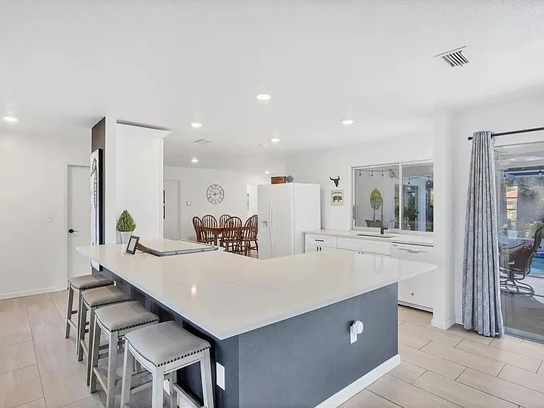 2410 Cass St — Photo 9
