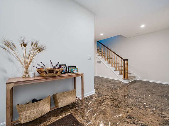 2nd image of 908 W Armitage Ave Floor 2