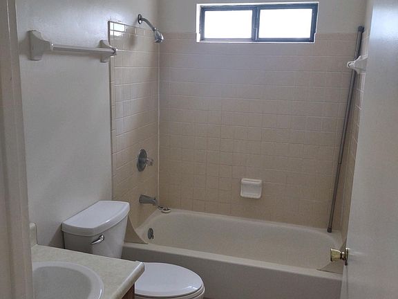 5th image of 1716 Buckingham Ct #B