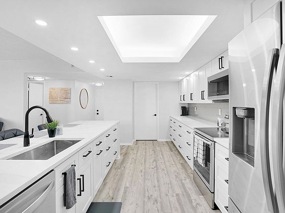 4th image of 2455 Lindell Blvd APT 3303