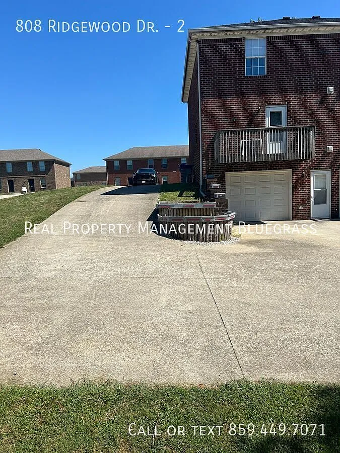 Newly Rennovated 2 Bed 1.5 Bath Unit — Photo 2