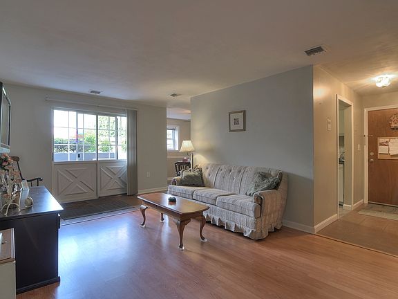5th image of 9 Louisburg Sq APT 1