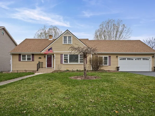 420 Summit St, Algonquin, IL 60102