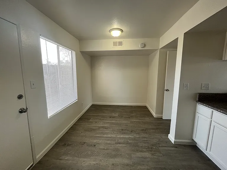 2010-1 Larcus Ave #13 — Photo 10