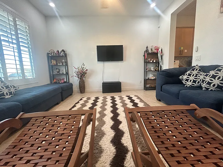 Guests Sit-Out Room