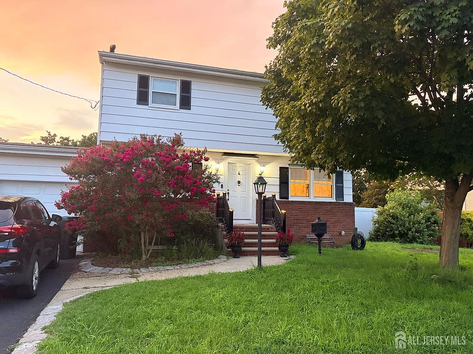 1st image of 4 Bucknell Dr