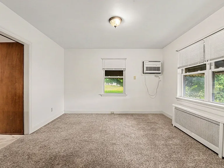 125 W Governor Rd — Photo 7