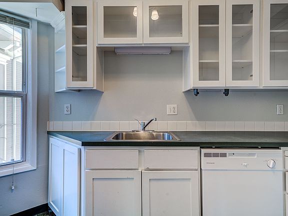 3rd image of 2110 NW Flanders St APT 32