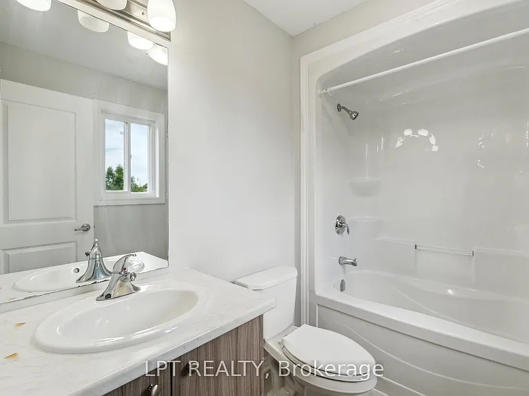217 Louise St — Photo 24