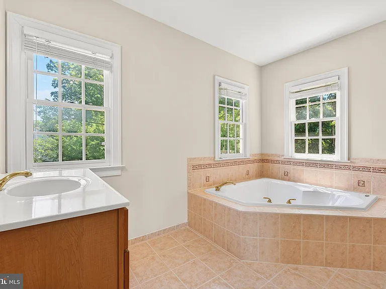 9860 Palace Green Way — Photo 32