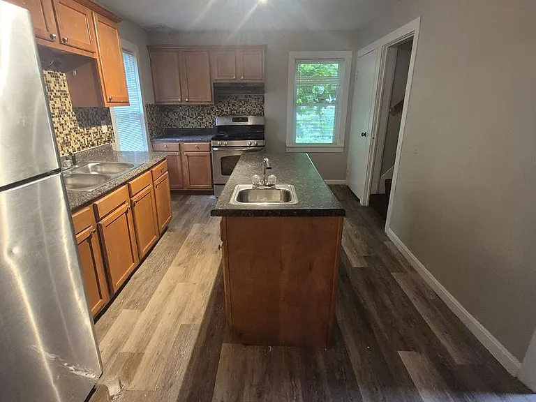 16 Asbury St — Photo 4