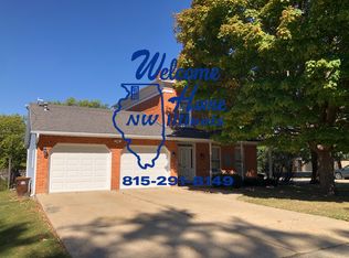 204 W Ida St, Lena, IL 61048