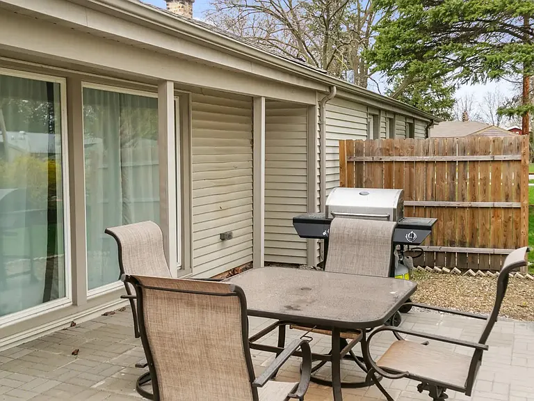 841 E Rockland Rd — Photo 30