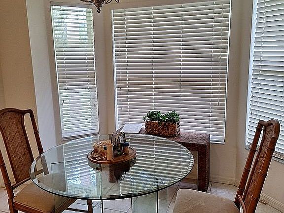 Eat in kitchen w/bay window