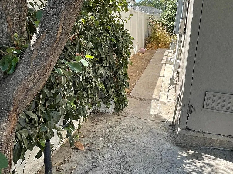 2820 N Buena Vista St — Photo 33