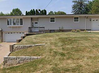 1806 Spence Ct, Clinton, IA 52732