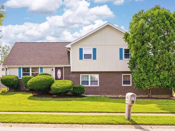 2924 Fox Pointe Dr, Columbus, IN 47203