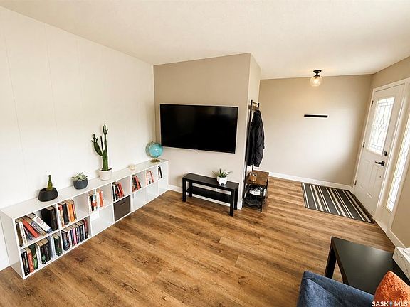 3rd image of 325 Aspen DRIVE