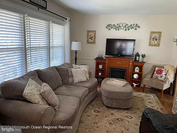 4th image of 553 Seaman Ave