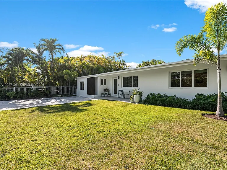 1945 Alamanda Dr — Photo 1