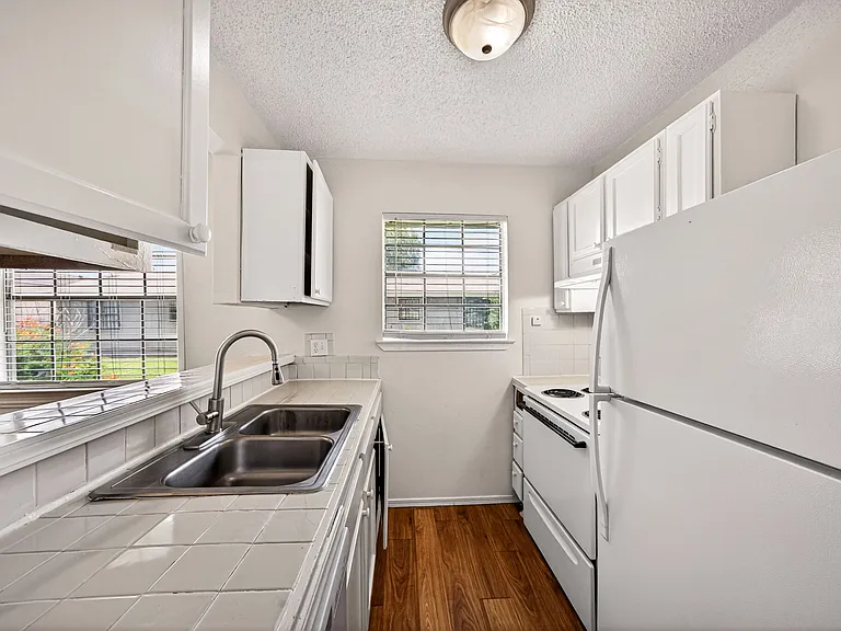 208 Bexar Dr — Photo 13