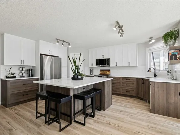 416 N Stonegate Rd NW, Airdrie, AB T4B 2Z9