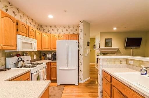 4th image of 72 Village Dr