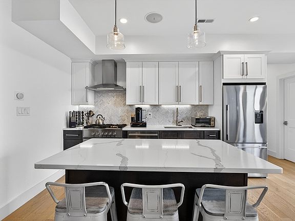 5th image of 946 Saratoga St #303
