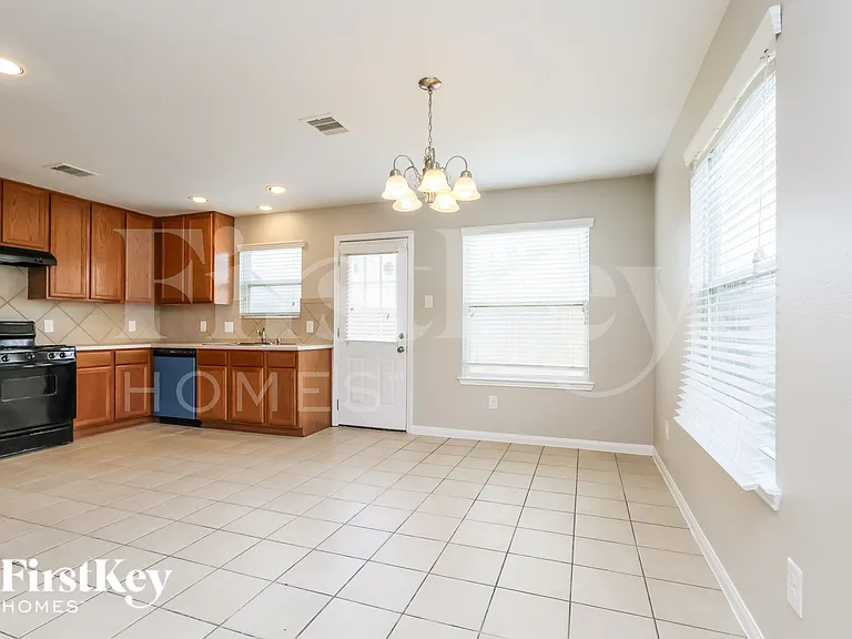 2423 Gianna Way — Photo 5