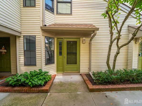 709 Sunshine Ct, Parlin, NJ 08859