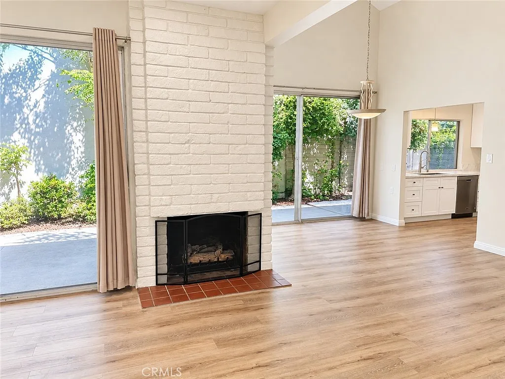 3 bed, 1321 sqft, $4,500 — Photo 2