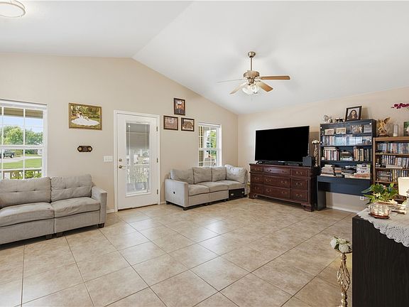 4th image of 409 E Linda Ln
