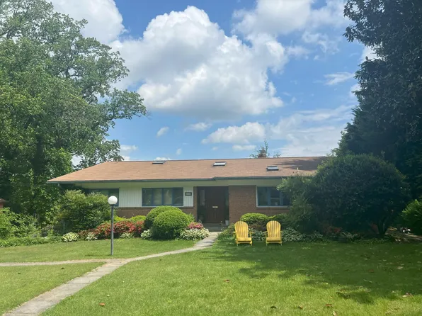 6112 Robinwood Rd, Bethesda, MD 20817