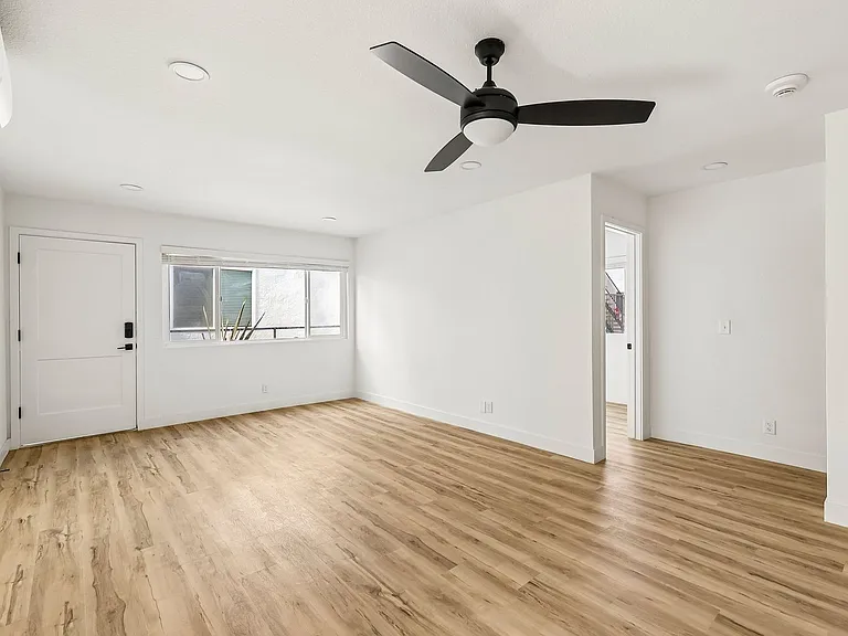 The Crest |NEWLY Renovated Studios, Lofts, 1, 2 & 3 Bedroom Homes Near the Beach — Photo 31