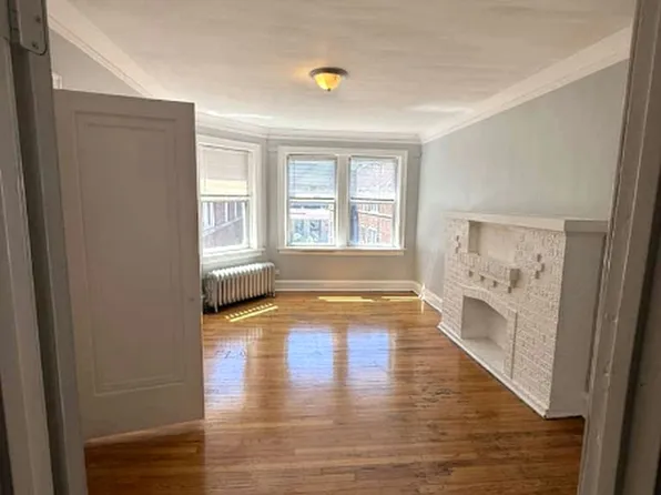 7521 S Coles Ave #2D, Chicago, IL 60649