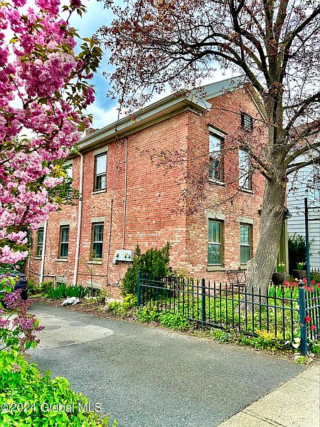 4th image of 809 Warren Street