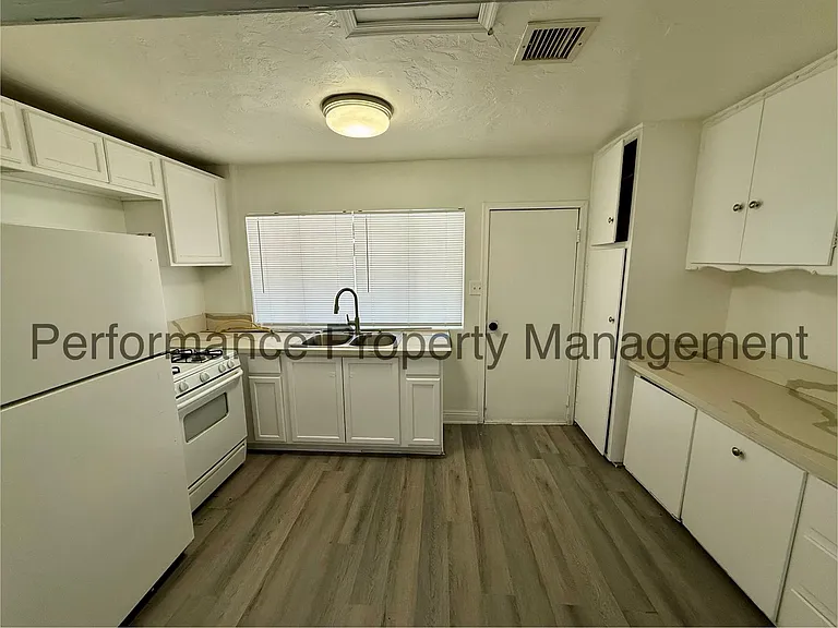 3703 Eucalyptus Dr — Photo 5