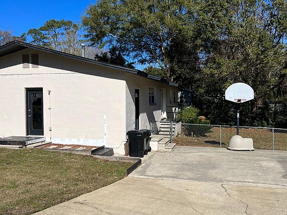 3rd image of 301 Inglewood Dr