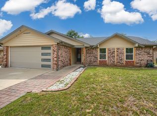 909 Columbus Ct, Bedford, TX 76022
