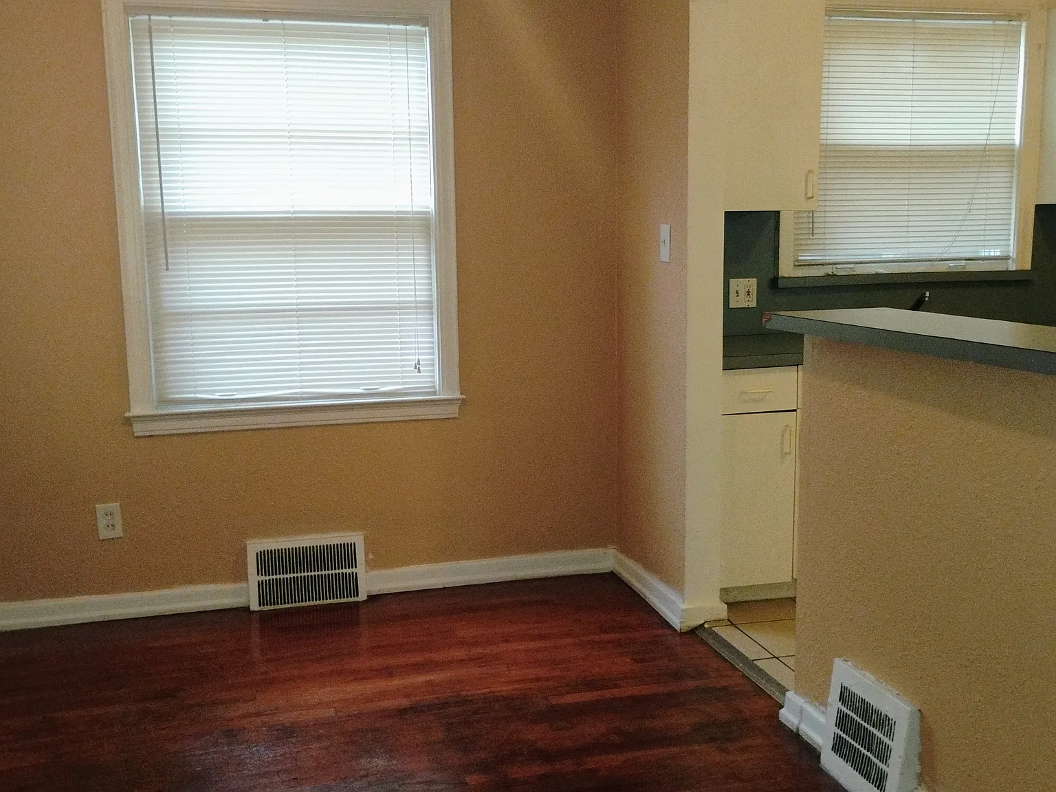 3 bed, 1100 sqft, $1,300 — Photo 3